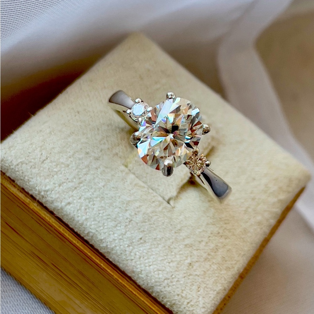 Gorgeous Oval cut moissanite ring - Picture 7 of 9